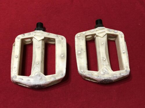 ORIGINAL 1/2 WHITE GT PERFORMER PEDALS OLD SCHOOL BMX - Fresh Stock Dated December 2025
