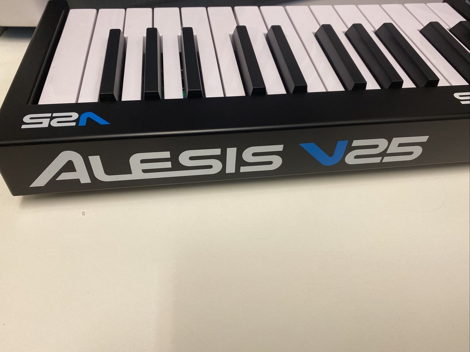Alesis V25 25-Key USB-MIDI Keyboard Controller - Fresh Stock Dated February 2026