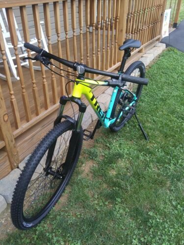 Trek Marlin 5 2022 LG - Fresh Stock Dated February 2026