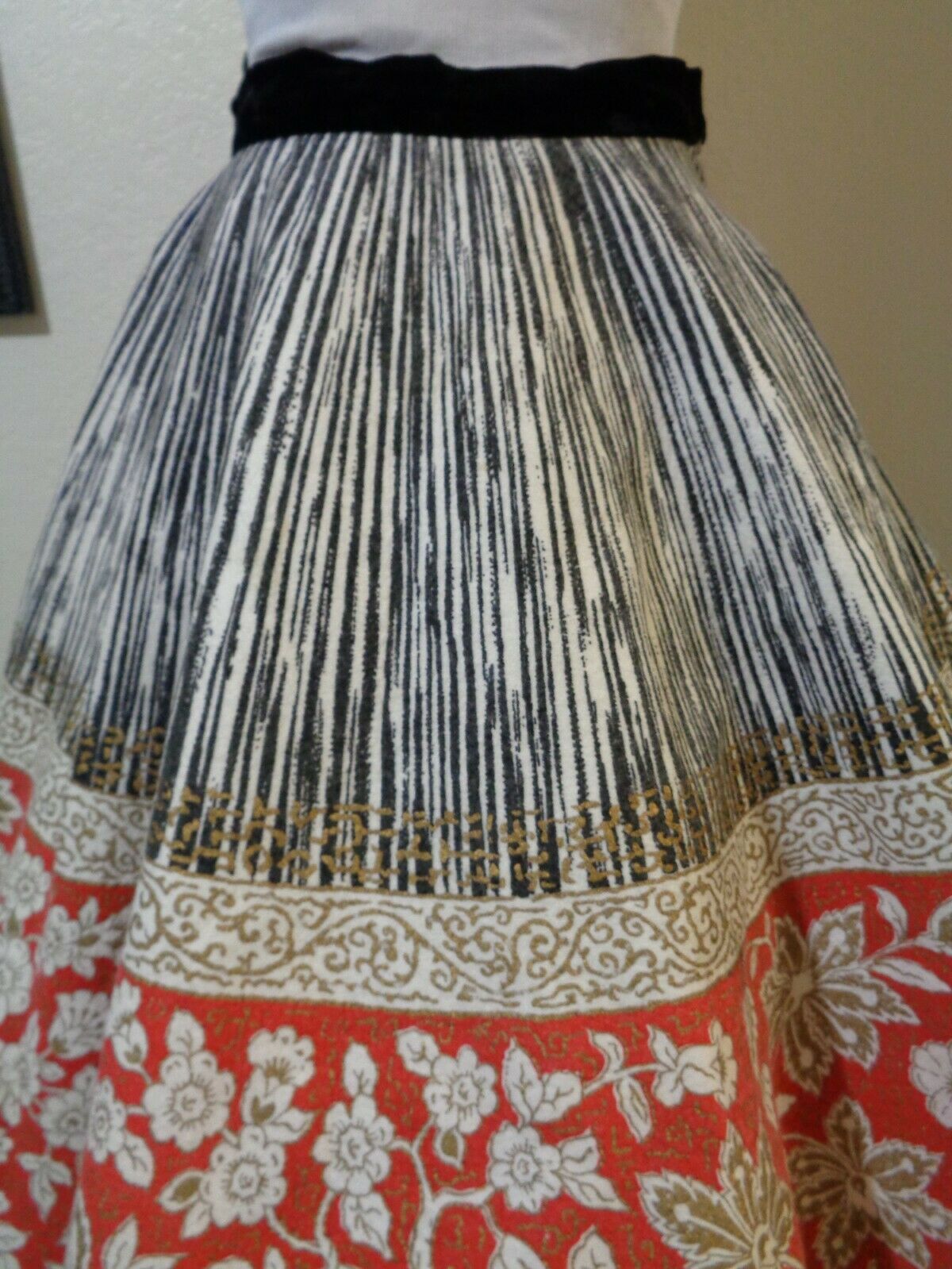 1950s ALEX COLMAN CALIFORNIA WHITE/BLACK/RED FLORAL/STRIPE FELT CIRCLE SKIRT XS - Fresh Stock Dated March 2026