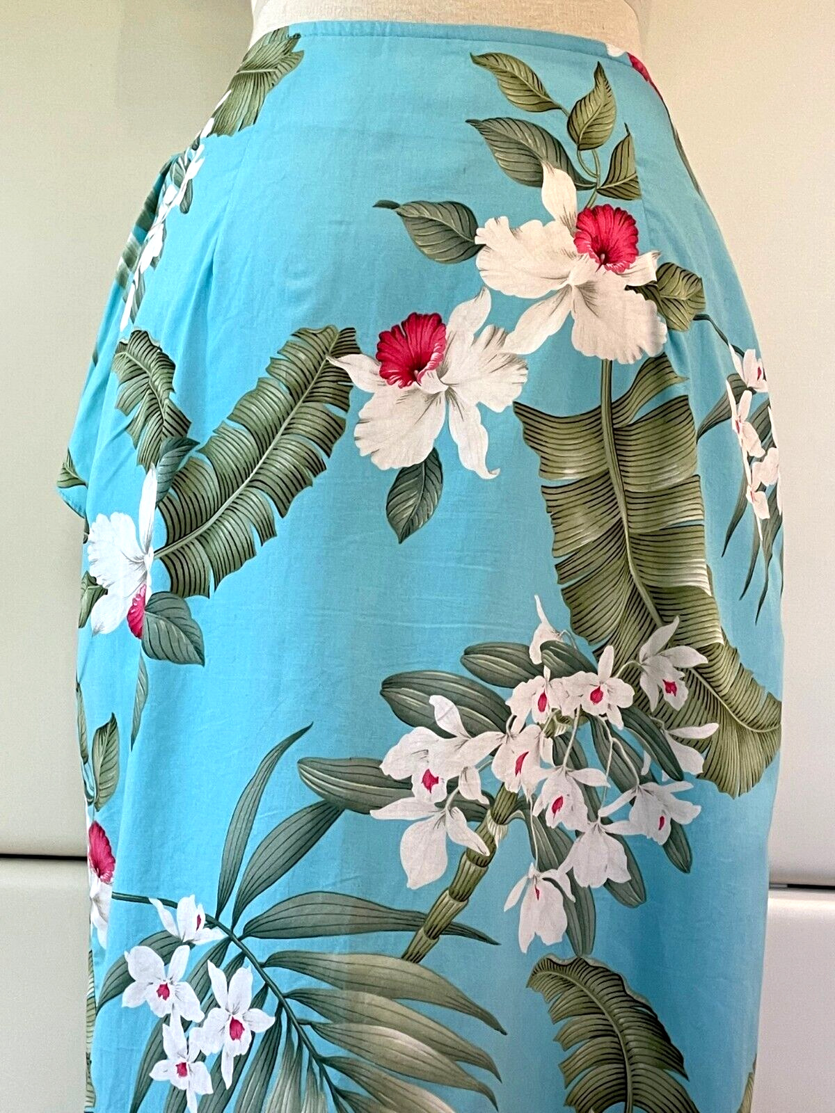 MALIHINI Hawaii Wrap Sarong Skirt w/Large Bright Flowers - Fresh Stock Dated March 2026