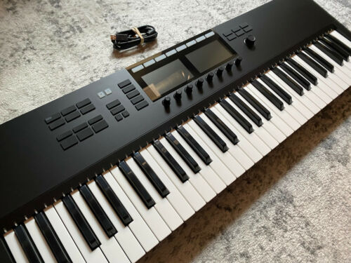 Native Instruments Komplete Kontrol S61 MKII EXCELLENT CONDITION included stand - Fresh Stock Dated February 2026