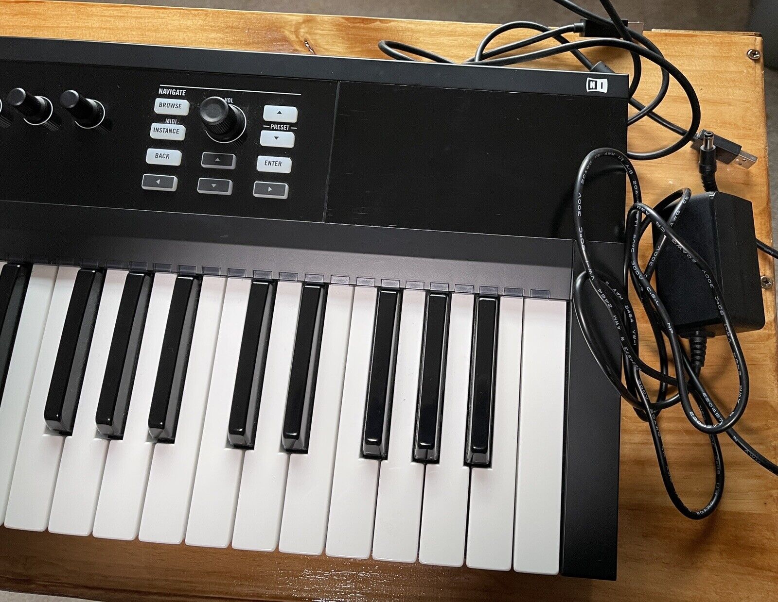 NATIVE INSTRUMENTS KOMPLETE KONTROL S49 MK1 KEYBOARD - Fresh Stock Dated February 2026