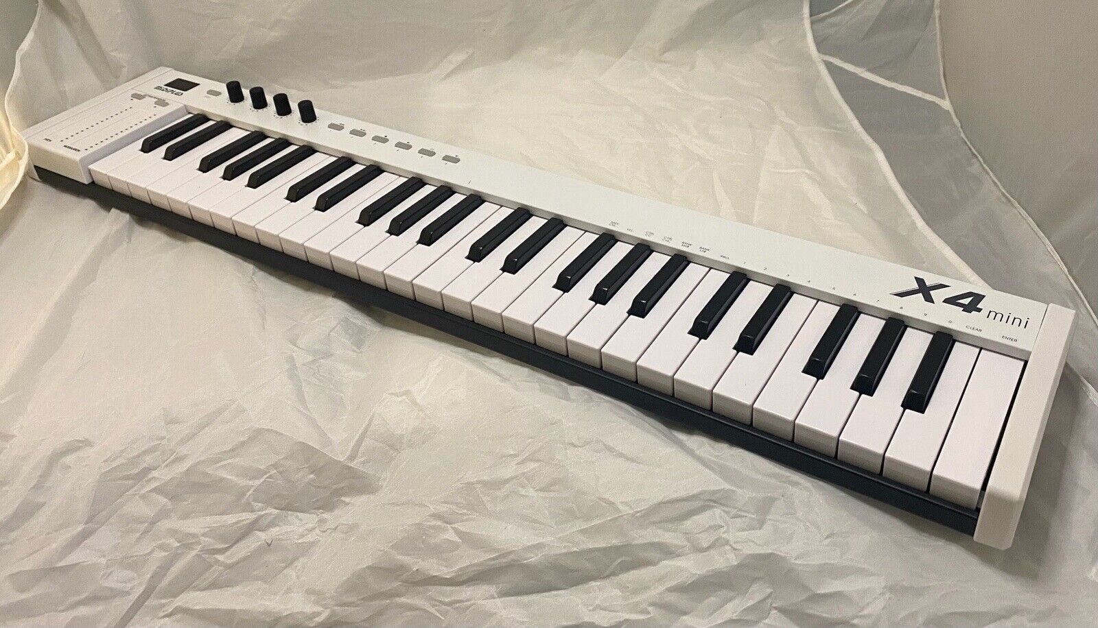 Midiplus MIDI Keyboard Controller X4 Mini White With Velocity USB and DIN - Fresh Stock Dated February 2026