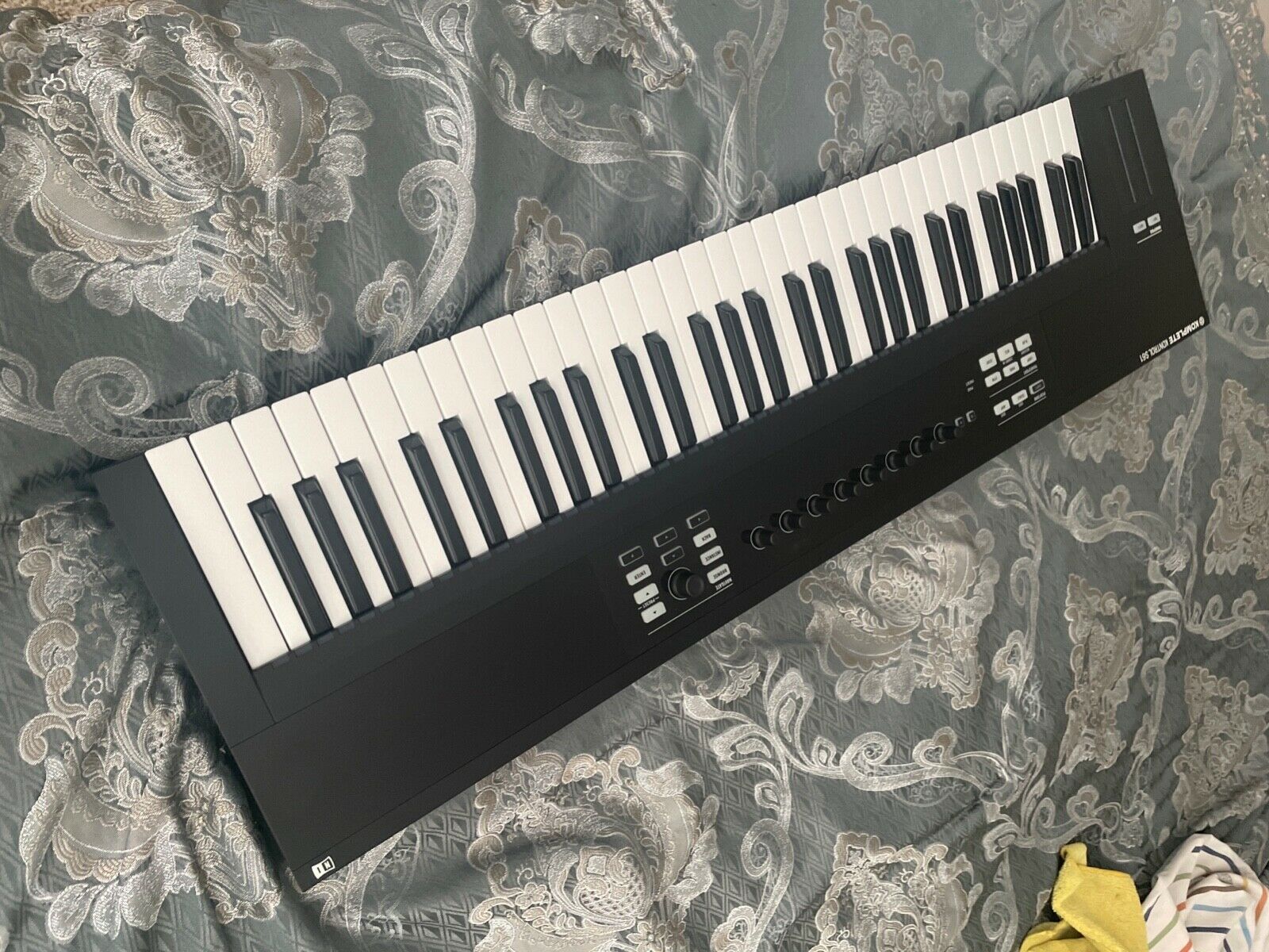Native Instruments Komplete Kontrol S61 61 Key Keyboard Controller - Fresh Stock Dated December 2025