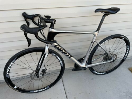 Giant Defy Advanced Carbon Road Bike,size M/L.105 2x11 gears disc brakes. - Fresh Stock Dated February 2026