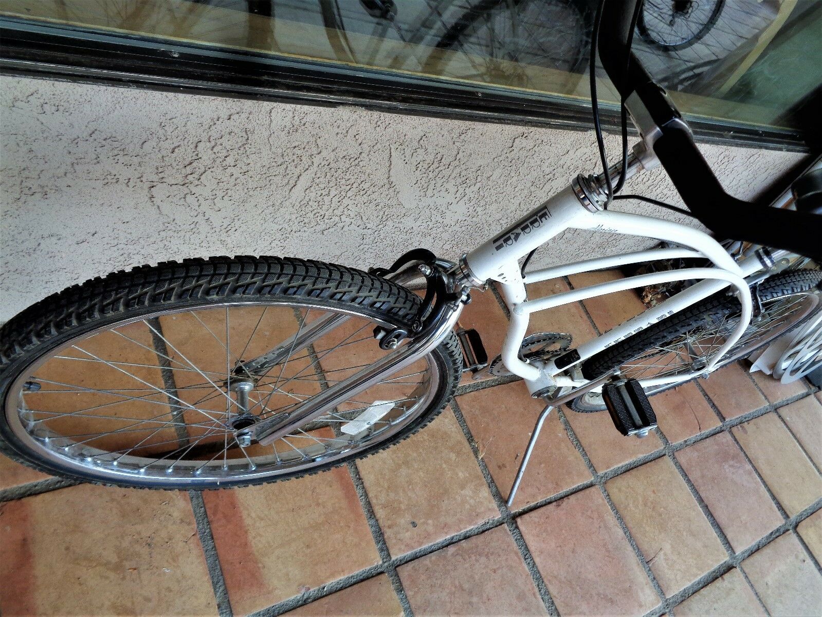 Ferrari Mariner  beach bike White  cruiser L@@K - Fresh Stock Dated February 2026