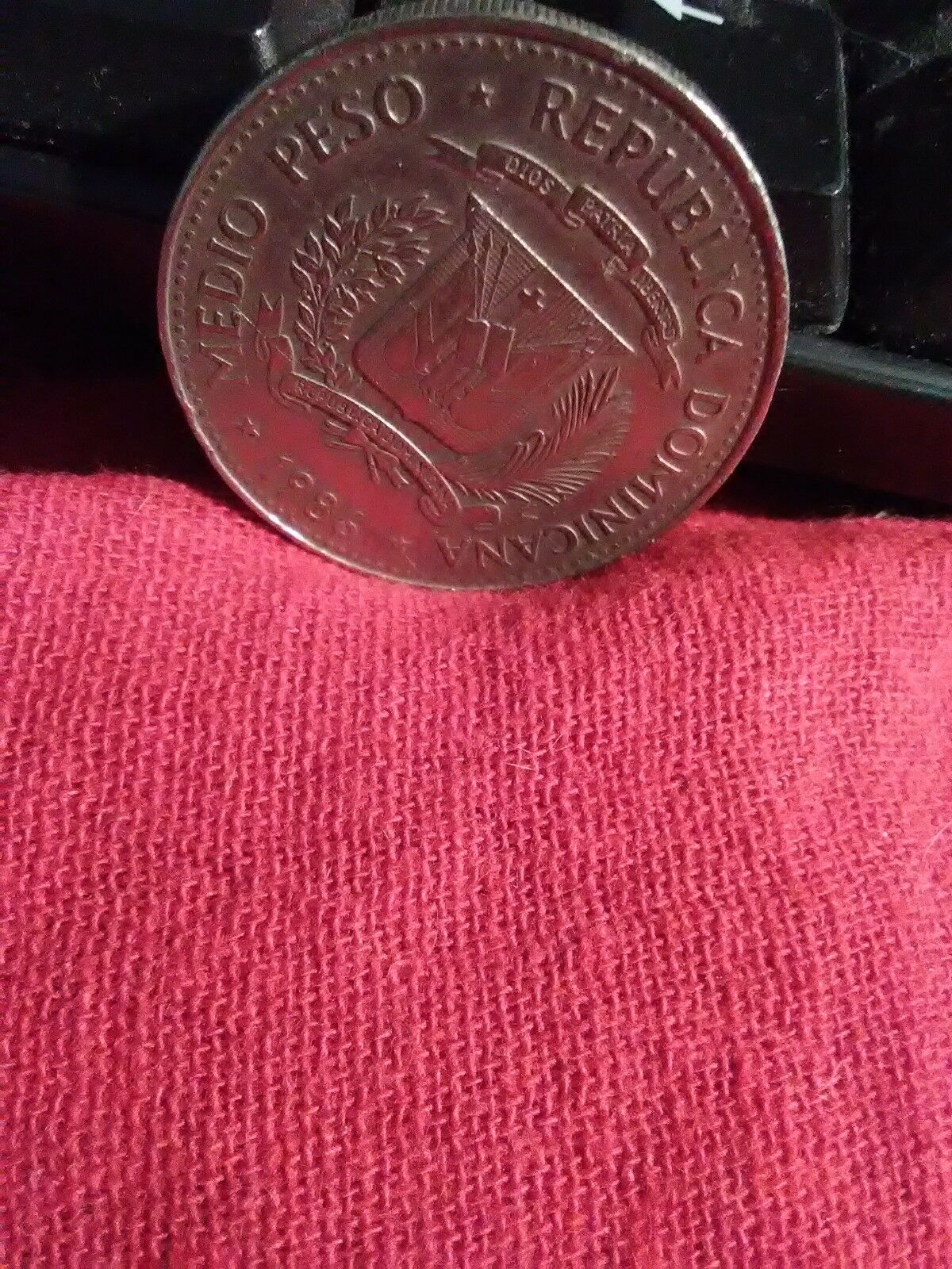 1986 medio peso (1/2 $)  republica dominicana Humanitarian Edition - Fresh Stock Dated December 2025