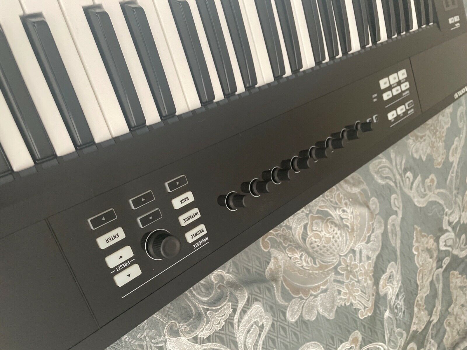 Native Instruments Komplete Kontrol S61 61 Key Keyboard Controller - Fresh Stock Dated December 2025