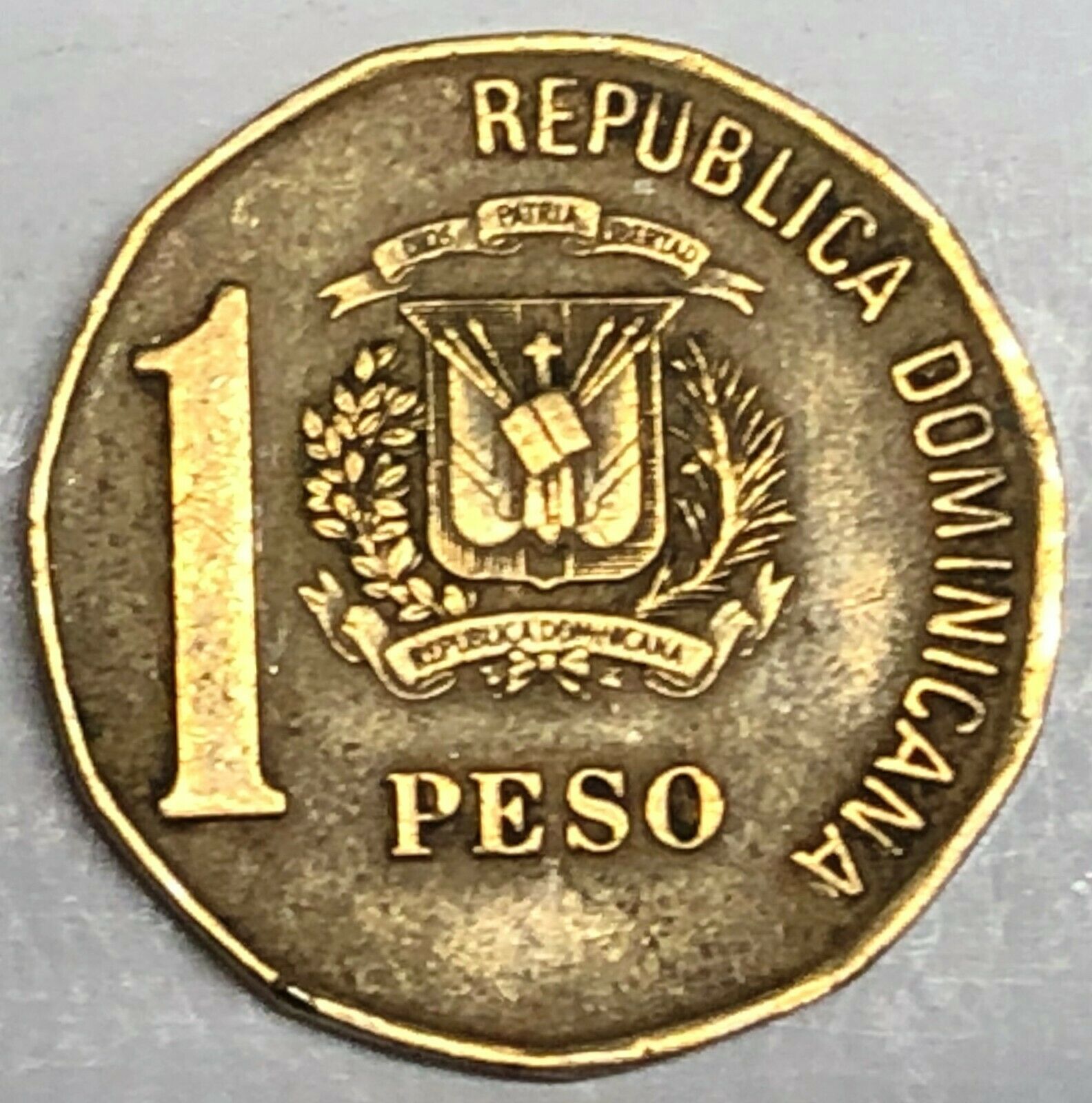 # C3663     DOMINICAN  REPUBLIC    COIN,     ONE PESO  2002 - Fresh Stock Dated December 2025