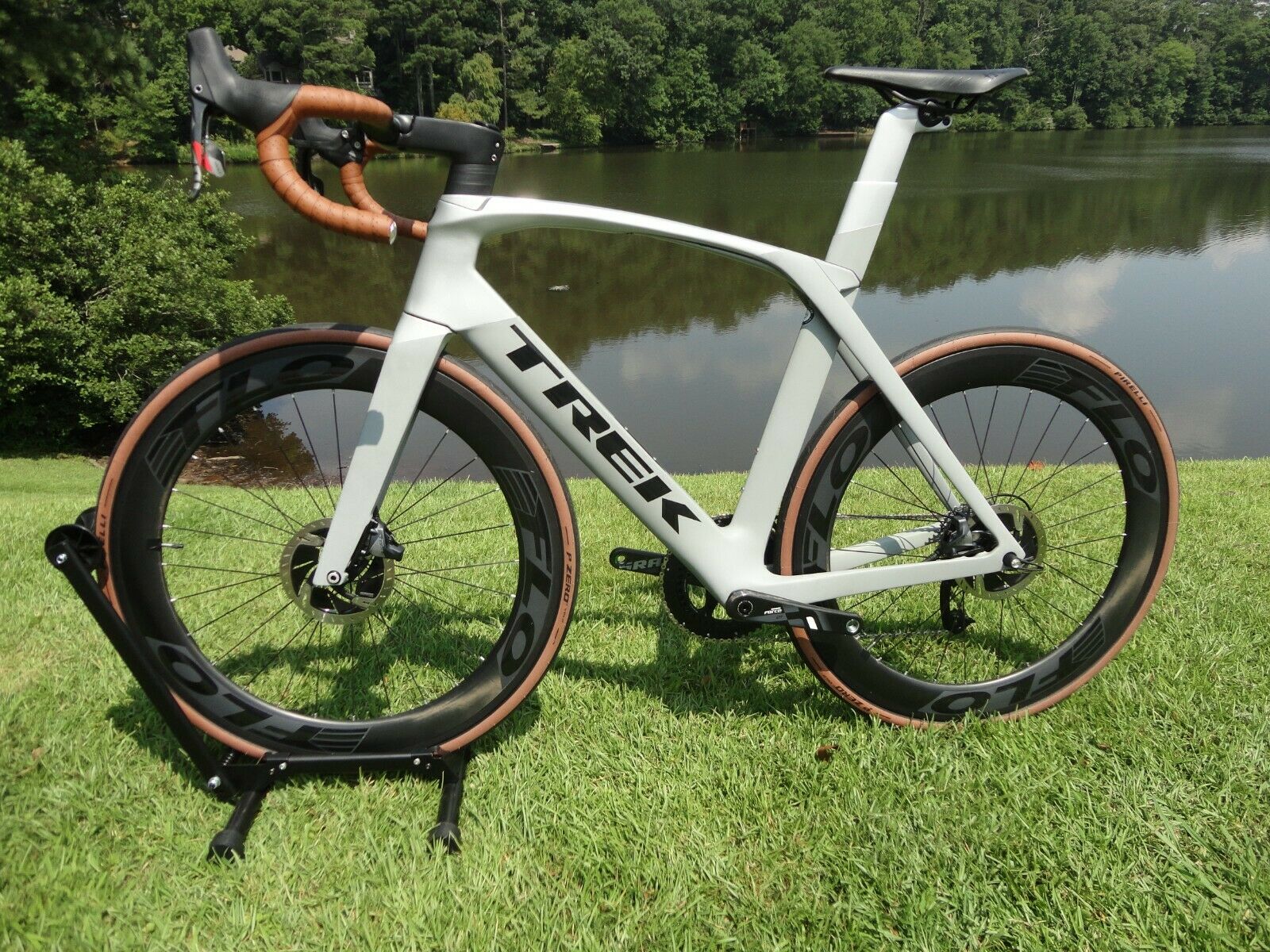 Trek Madone SLR 6 DISC SRAM + Carbon Wheels 58cm - Fresh Stock Dated February 2026