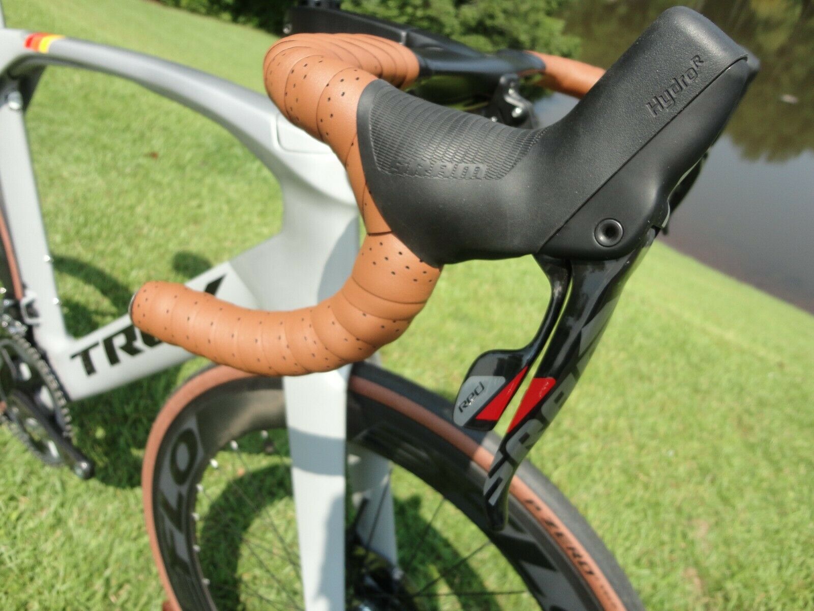 Trek Madone SLR 6 DISC SRAM + Carbon Wheels 58cm - Fresh Stock Dated February 2026