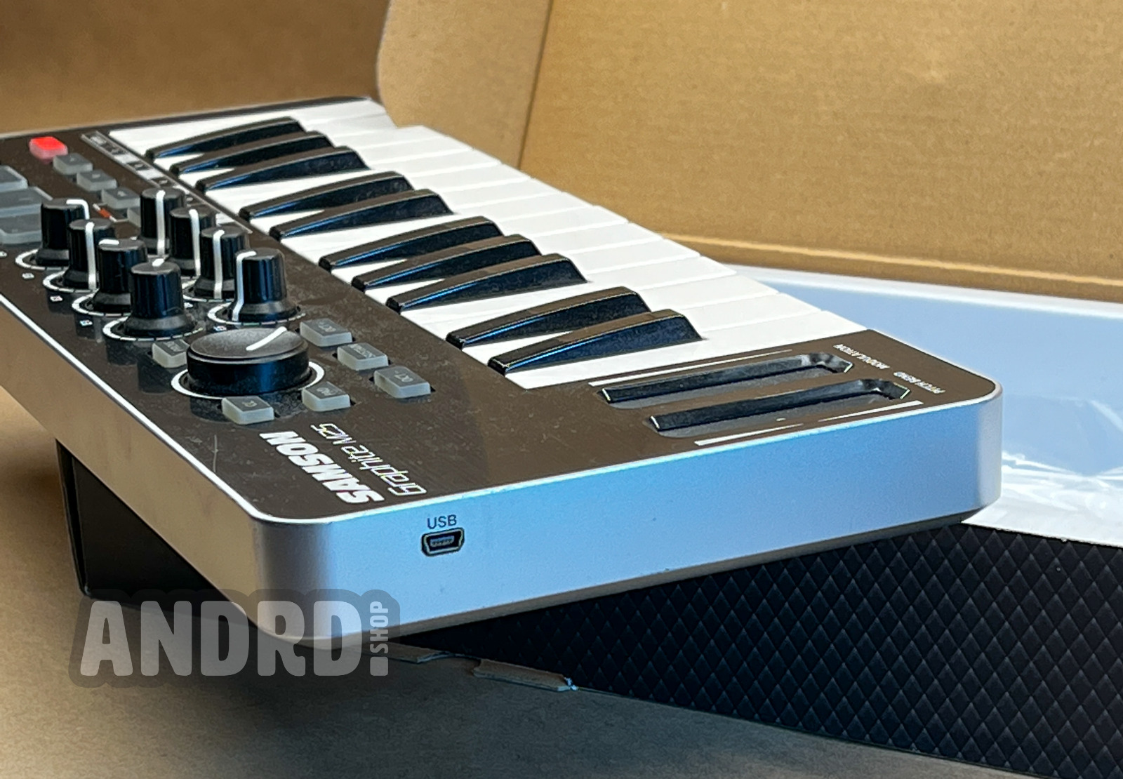 Samson Graphite M25 Mini USB MIDI Controller Barely Used, Perfect Condition - Fresh Stock Dated February 2026