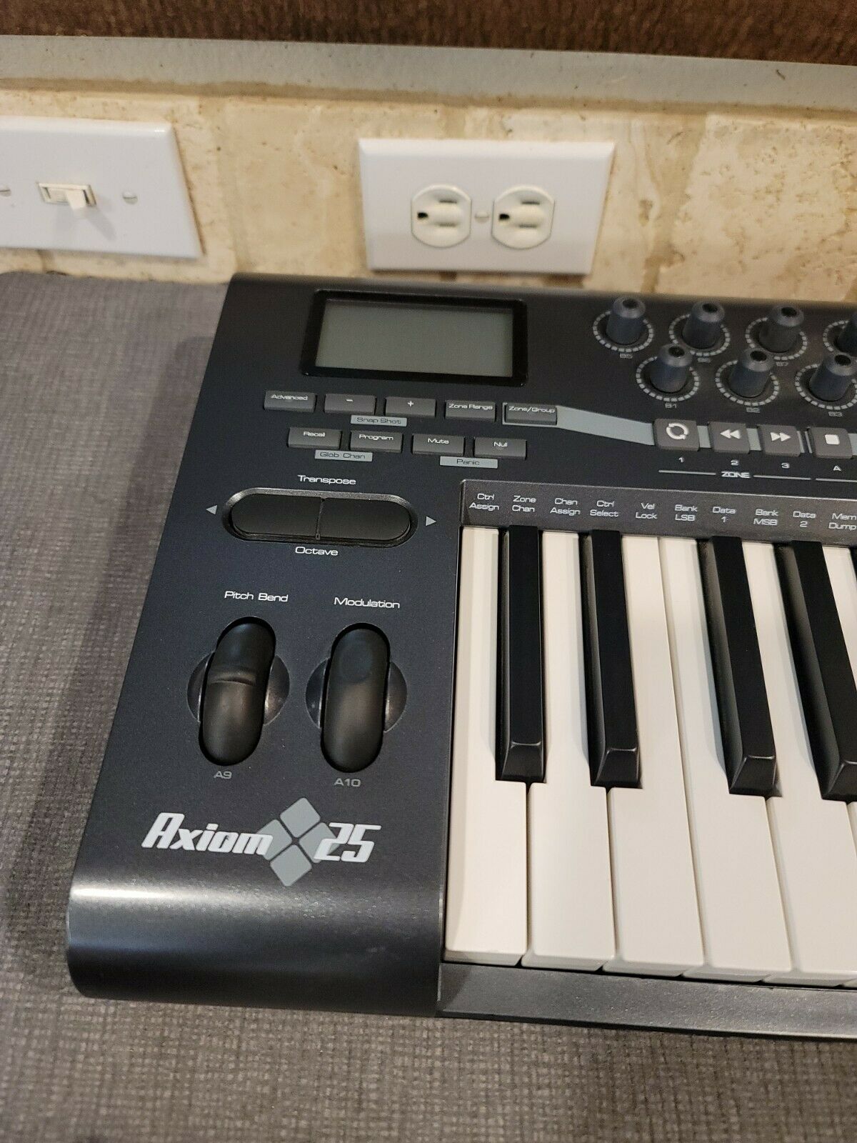 M-Audio Axiom 25 -- 25-key USB MIDI Controller Keyboard (No ac adapter) - Fresh Stock Dated February 2026