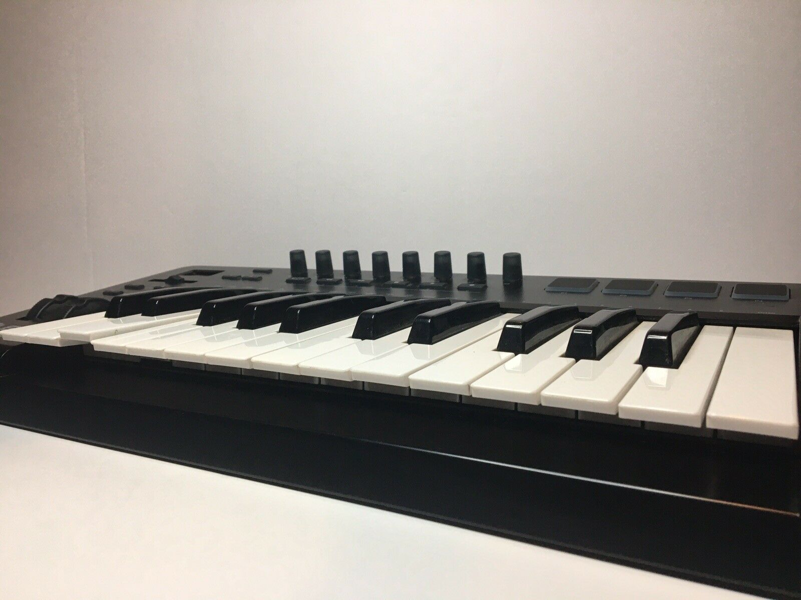 Alesis QX25 USB MIDI Digital Keyboard Controller Interface w/Drum Pads-No Cords - Fresh Stock Dated February 2026