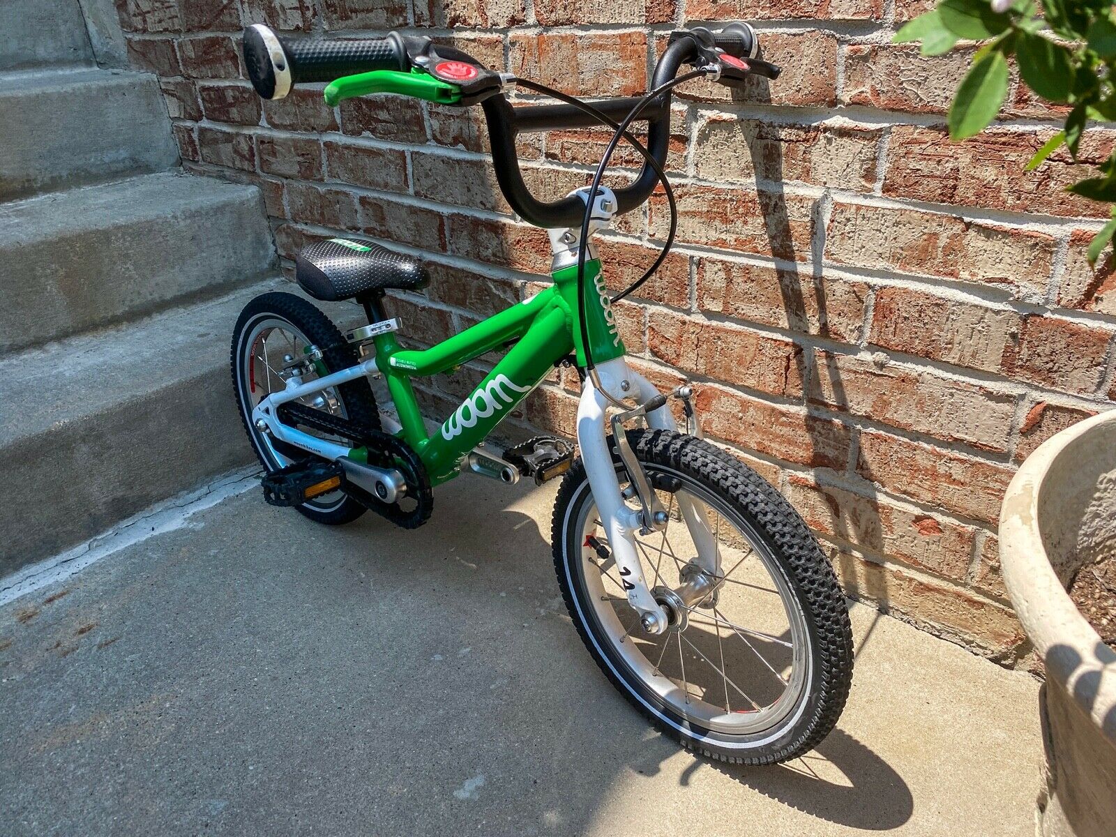 Woom 2 Bike Green + Woom Green Helmet + Woom 2 FREEWHEEL KIT installed - Fresh Stock Dated February 2026