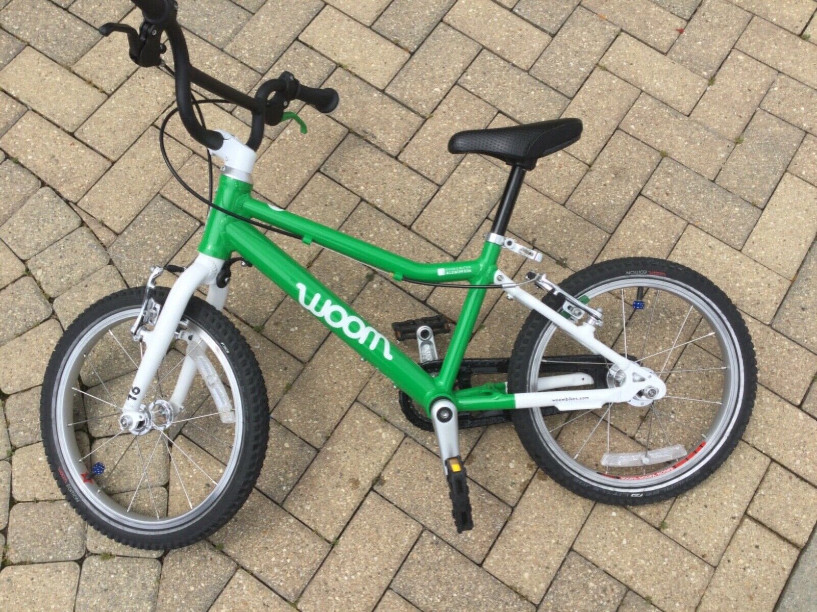 Woom 3 bike (green) Excellent condition. 16” freewheel - Fresh Stock Dated February 2026