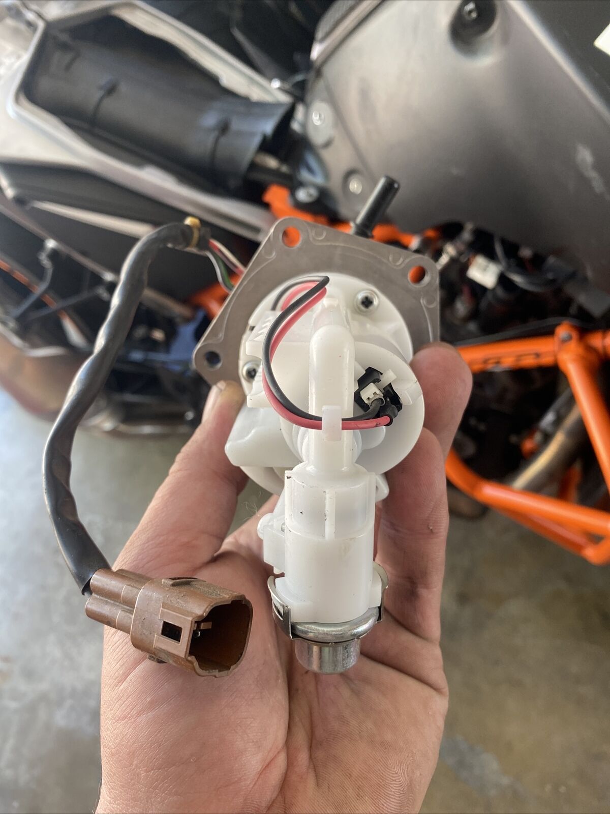 16-17-18 Ktm 690 Duke Fuel Pump - Fresh Stock Dated February 2026