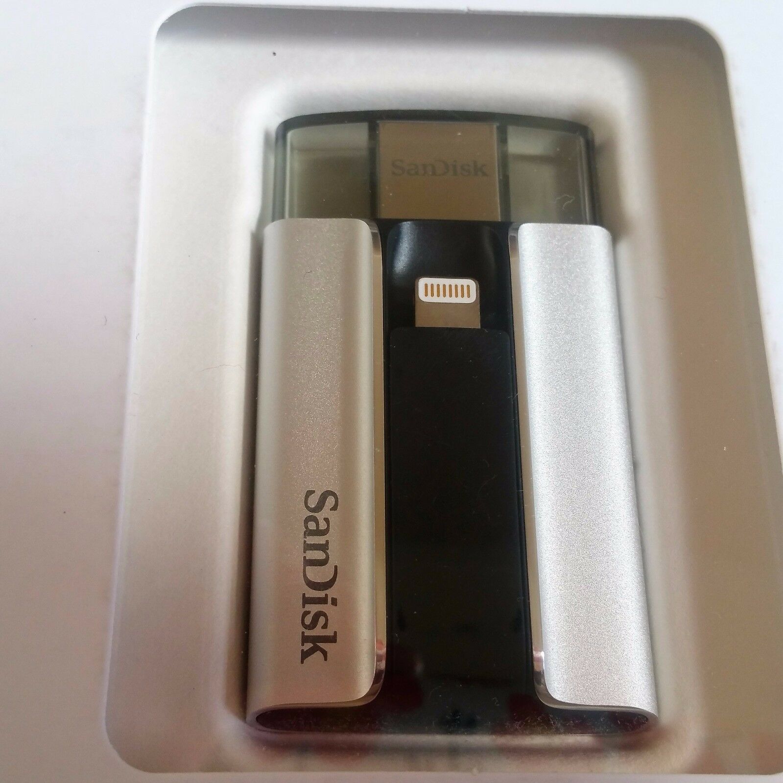 SanDisk iXpand 64GB Mobile Flash Drive Lightning connector for iPhones NEW OEM - Fresh Stock Dated February 2026