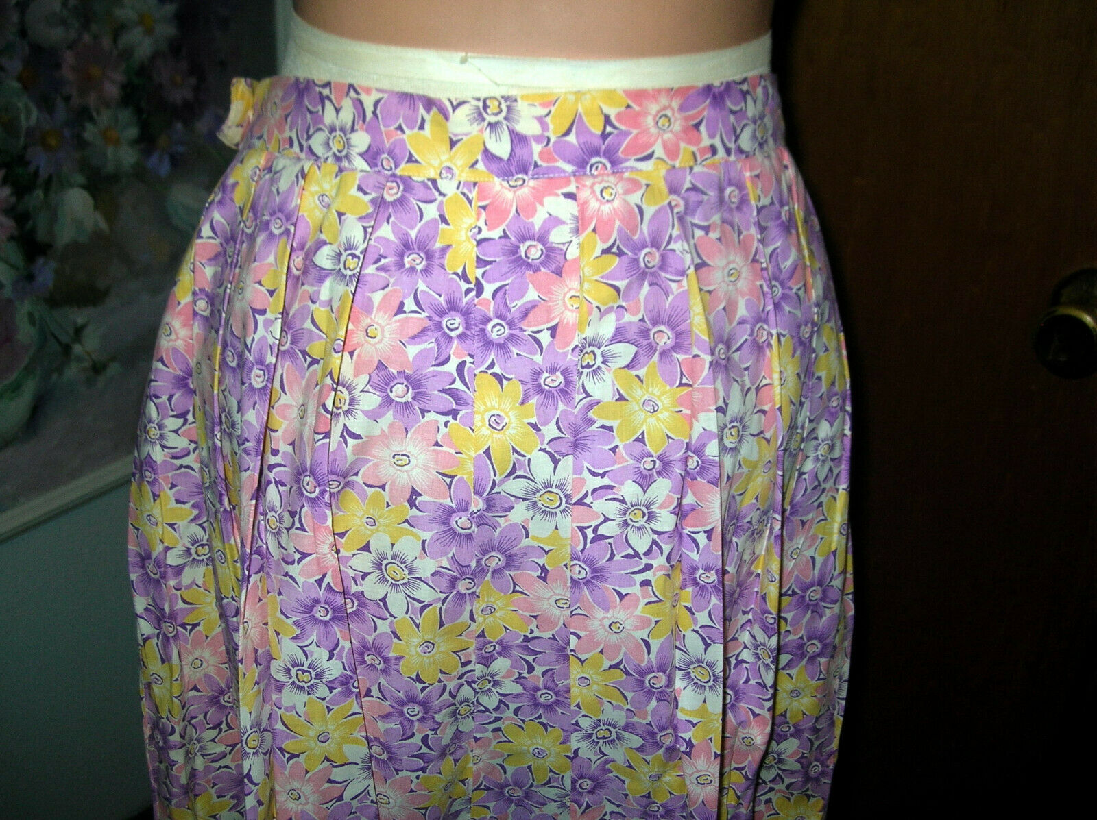 Vintage 50's-60's Cotton Floral Print Pleated Skirt w/ Side Zipper..Waist 30