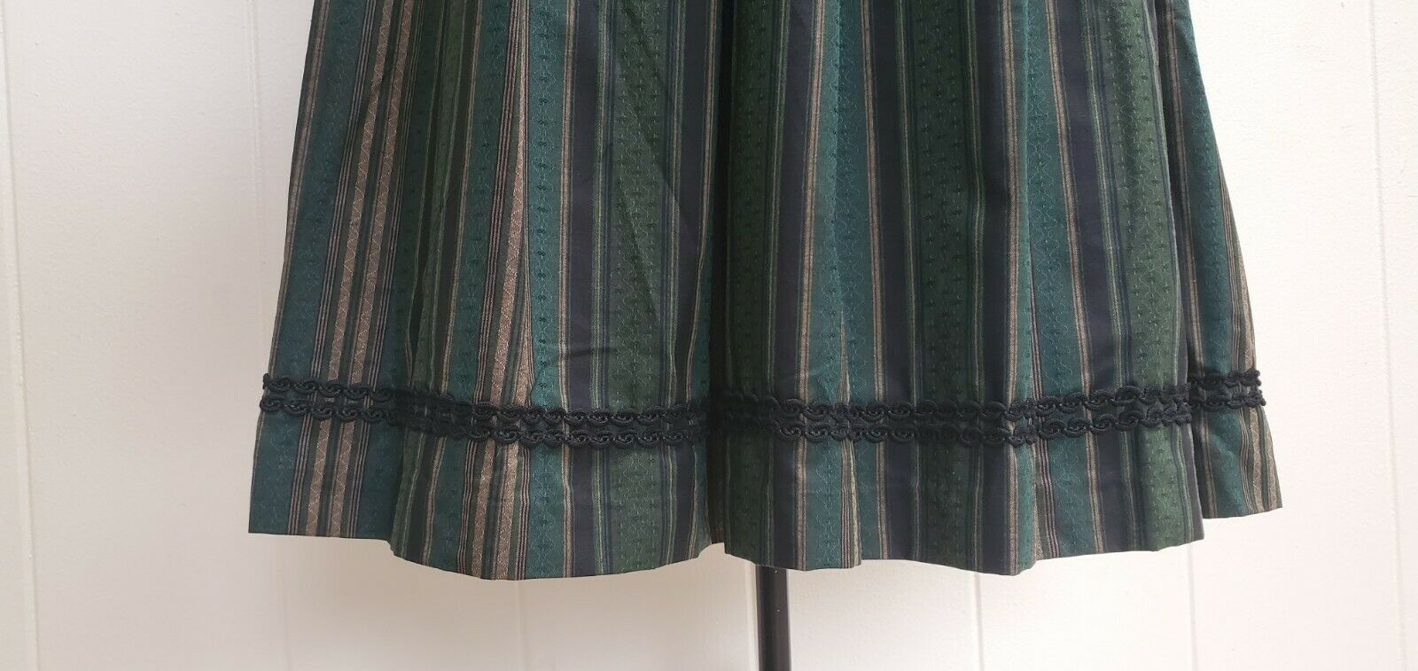 100% Baumwolle pleated midi length skirt tagged Sz 38 US 10 Green - Fresh Stock Dated December 2025