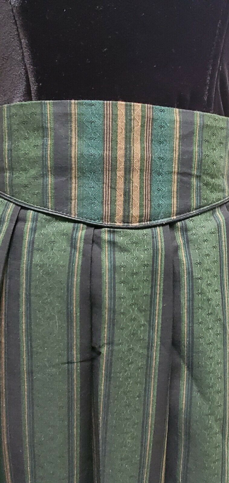 100% Baumwolle pleated midi length skirt tagged Sz 38 US 10 Green - Fresh Stock Dated December 2025