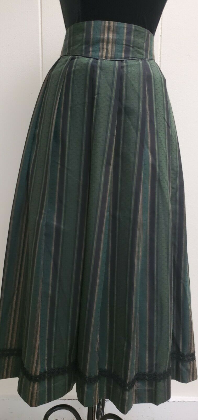 100% Baumwolle pleated midi length skirt tagged Sz 38 US 10 Green - Fresh Stock Dated December 2025