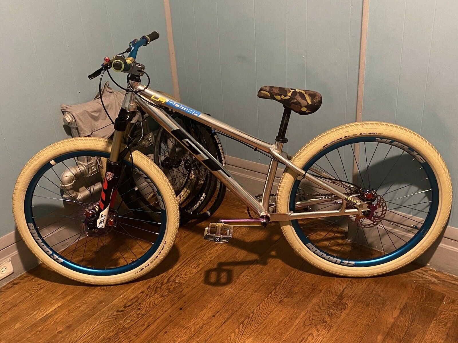 GT La Bomba Complete Dirt Jumper Manitou Circus - Fresh Stock Dated February 2026
