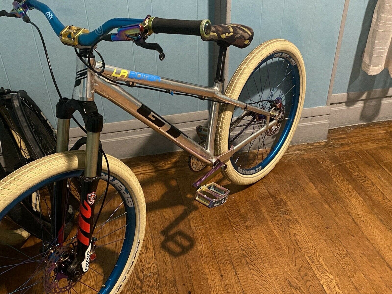 GT La Bomba Complete Dirt Jumper Manitou Circus - Fresh Stock Dated February 2026