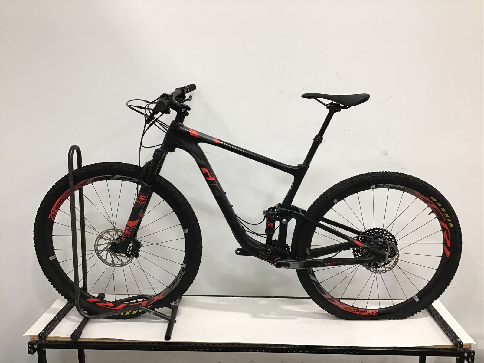2018 Giant Anthem Advanced Pro 29 1 Mountain Bike Medium Carbon SRAM Eagle - Fresh Stock Dated February 2026