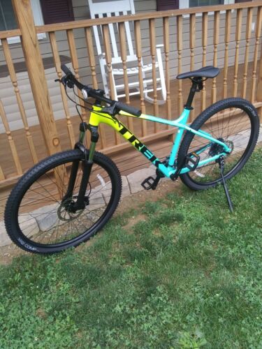 Trek Marlin 5 2022 LG - Fresh Stock Dated February 2026