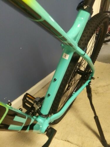 Trek Marlin 5 2022 LG - Fresh Stock Dated February 2026