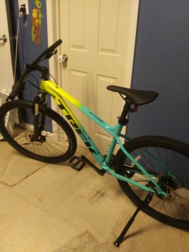 Trek Marlin 5 2022 LG - Fresh Stock Dated February 2026