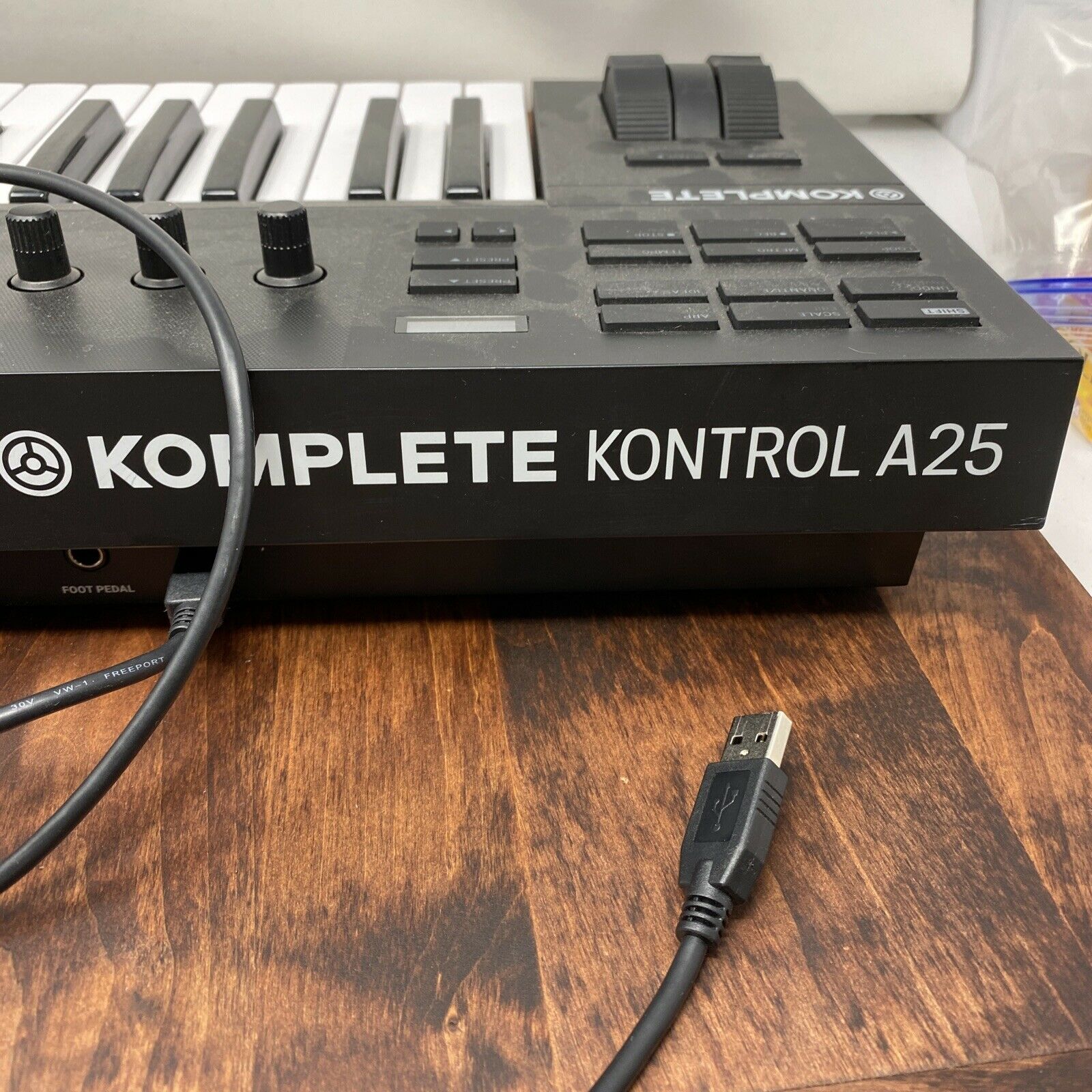 Native Instruments Komplete Kontrol A25 Keyboard *Preowned* w/license transfer - Fresh Stock Dated February 2026