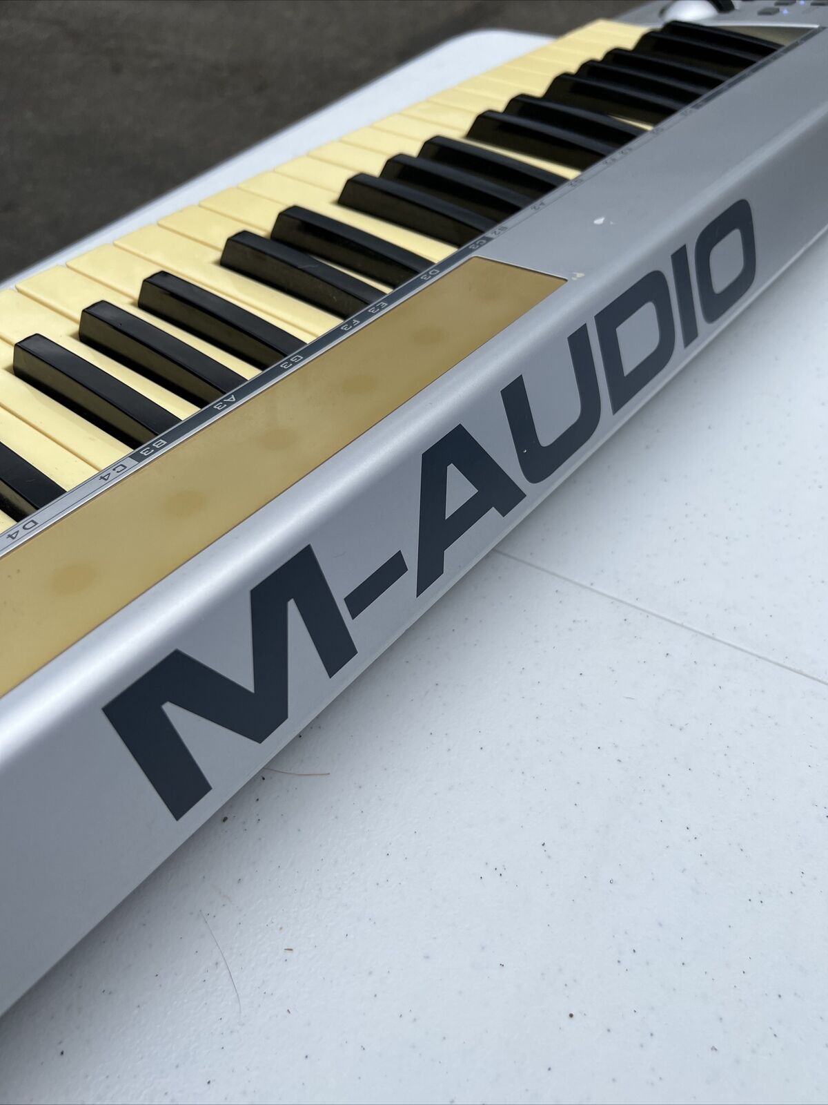 TESTED M-AUDIO KEYSTATION 61ES Semi-Weighted Keys Keyboard MIDI Controller USB - Fresh Stock Dated February 2026