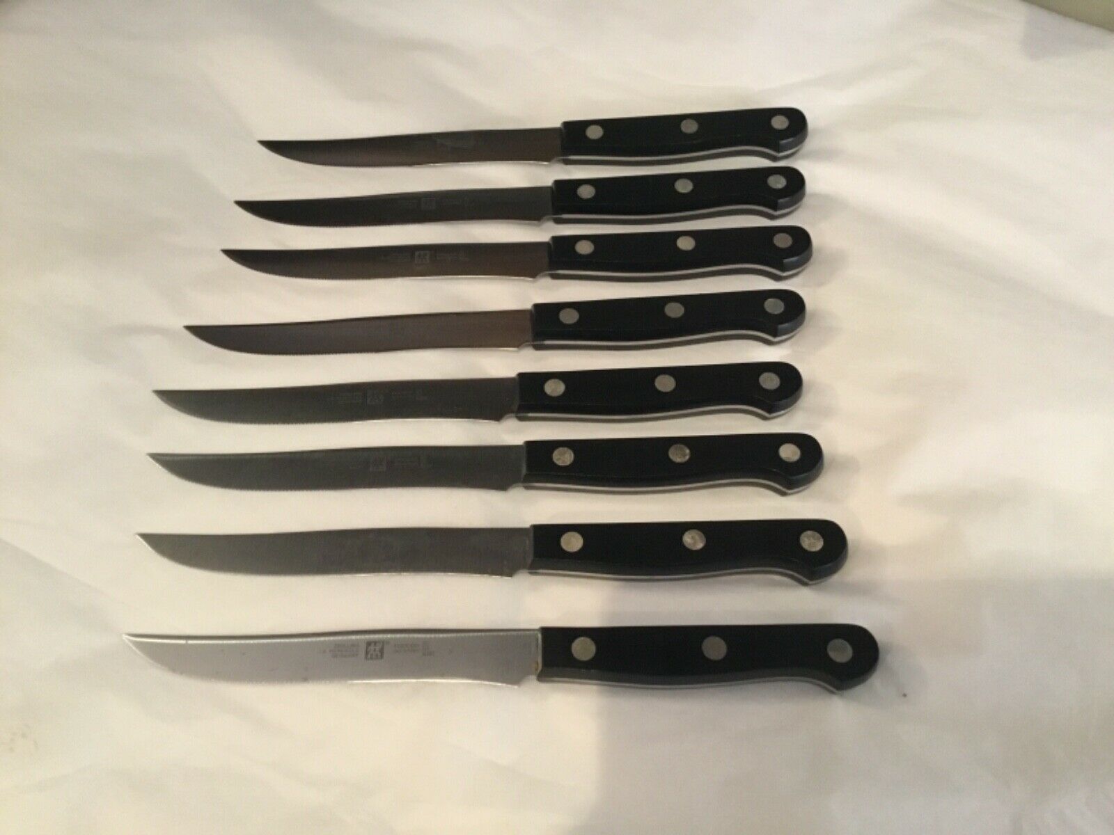 SET OF (8) AUTHENTIC ZWILLING HENCKELS FRIDOUR NO STAIN O2 STEAK KNIFES NO RES - Fresh Stock Dated December 2025