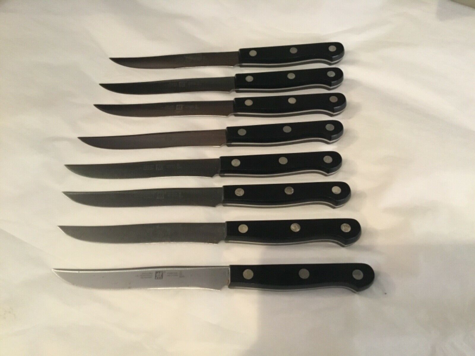 SET OF (8) AUTHENTIC ZWILLING HENCKELS FRIDOUR NO STAIN O2 STEAK KNIFES NO RES - Fresh Stock Dated December 2025
