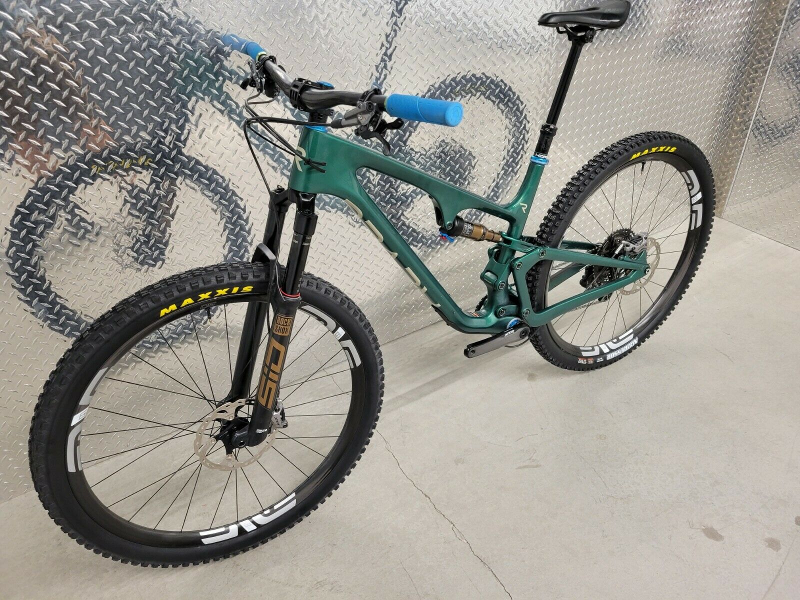 Revel Ranger XTR Large ENVE - Fresh Stock Dated February 2026