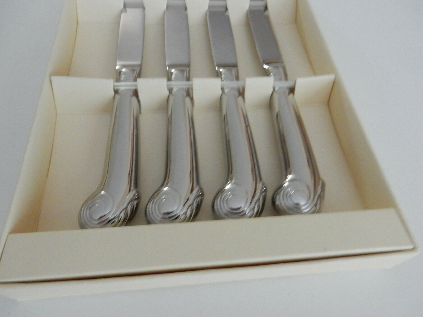 Set of 4 Lenox Williamsburg ROYAL SHELL Steak Knives NEW in Box - Fresh Stock Dated December 2025