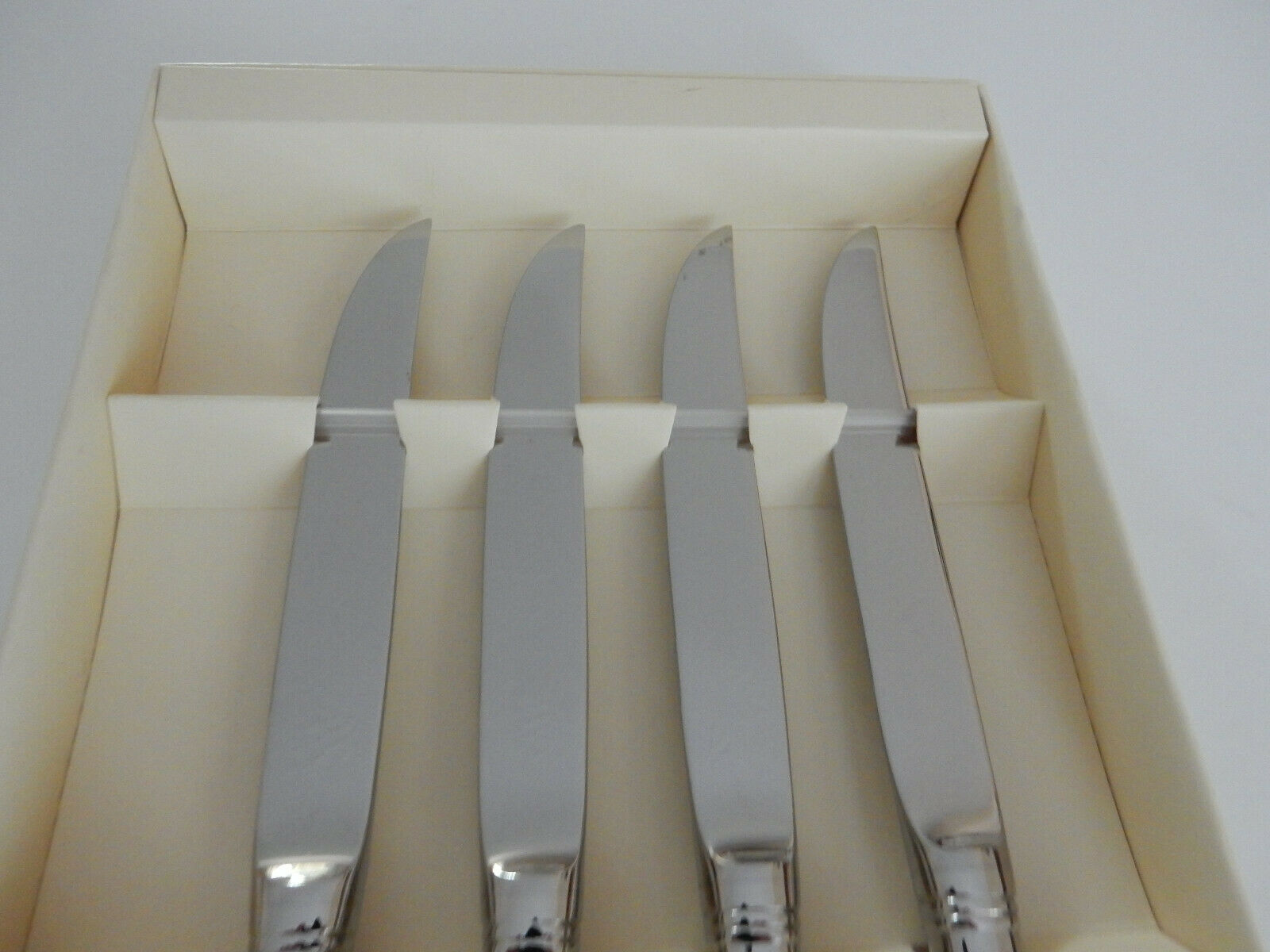Set of 4 Lenox Williamsburg ROYAL SHELL Steak Knives NEW in Box - Fresh Stock Dated December 2025