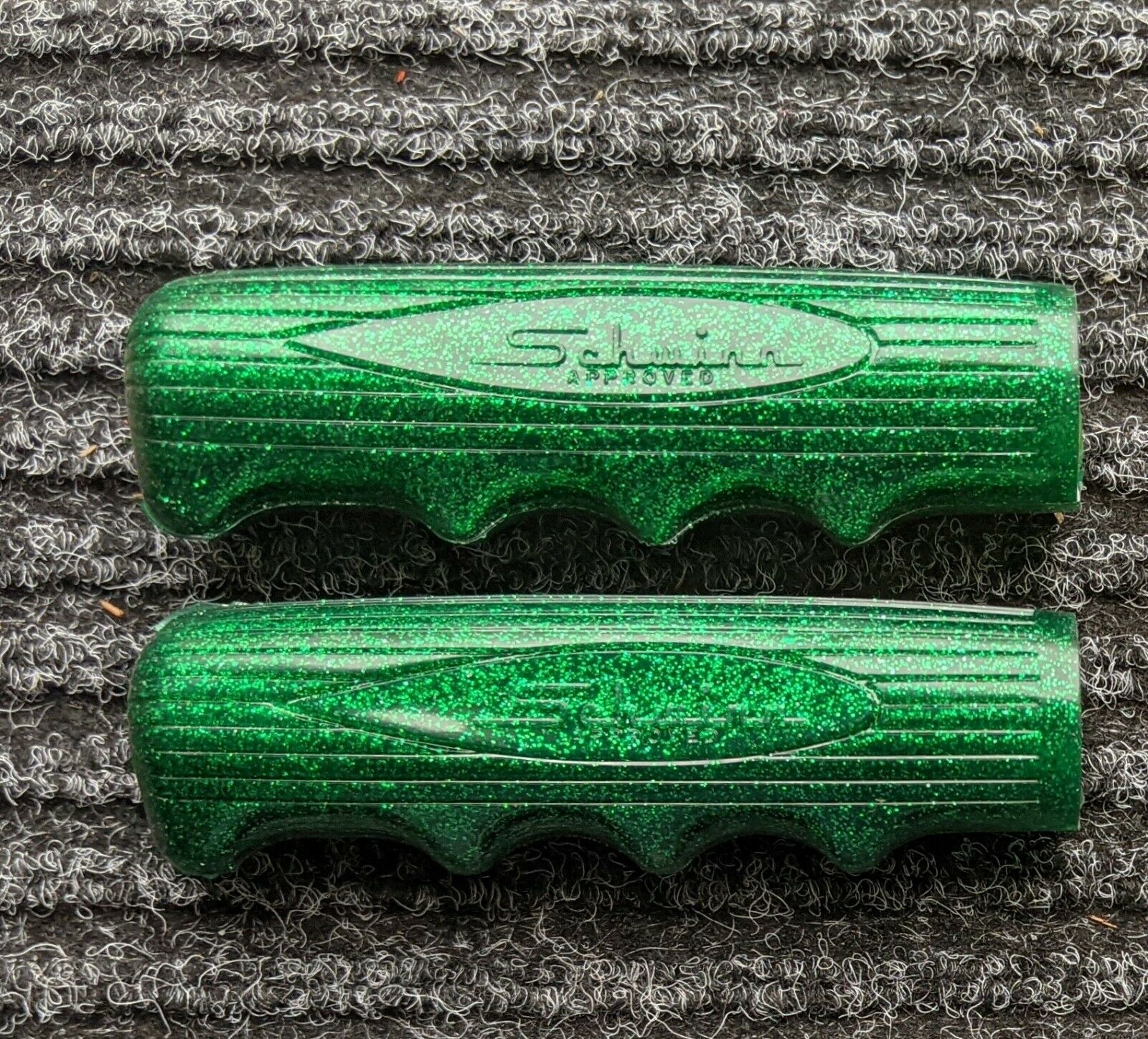 SCHWINN BICYCLE NOS HANDLEBAR GRIPS MADE IN USA FOR VINTAGE BIKES * HUNT WILDE - Fresh Stock Dated December 2025