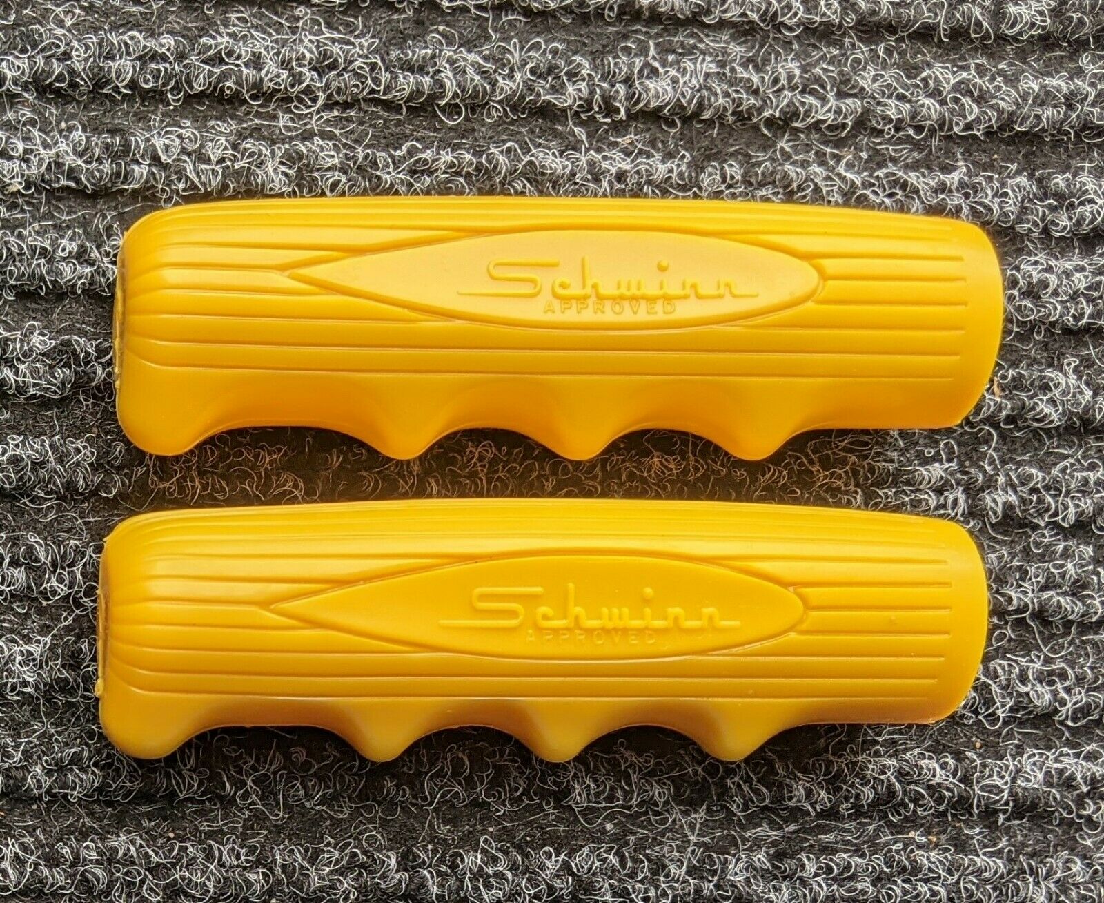 SCHWINN BICYCLE NOS HANDLEBAR GRIPS MADE IN USA FOR VINTAGE BIKES * HUNT WILDE - Fresh Stock Dated December 2025