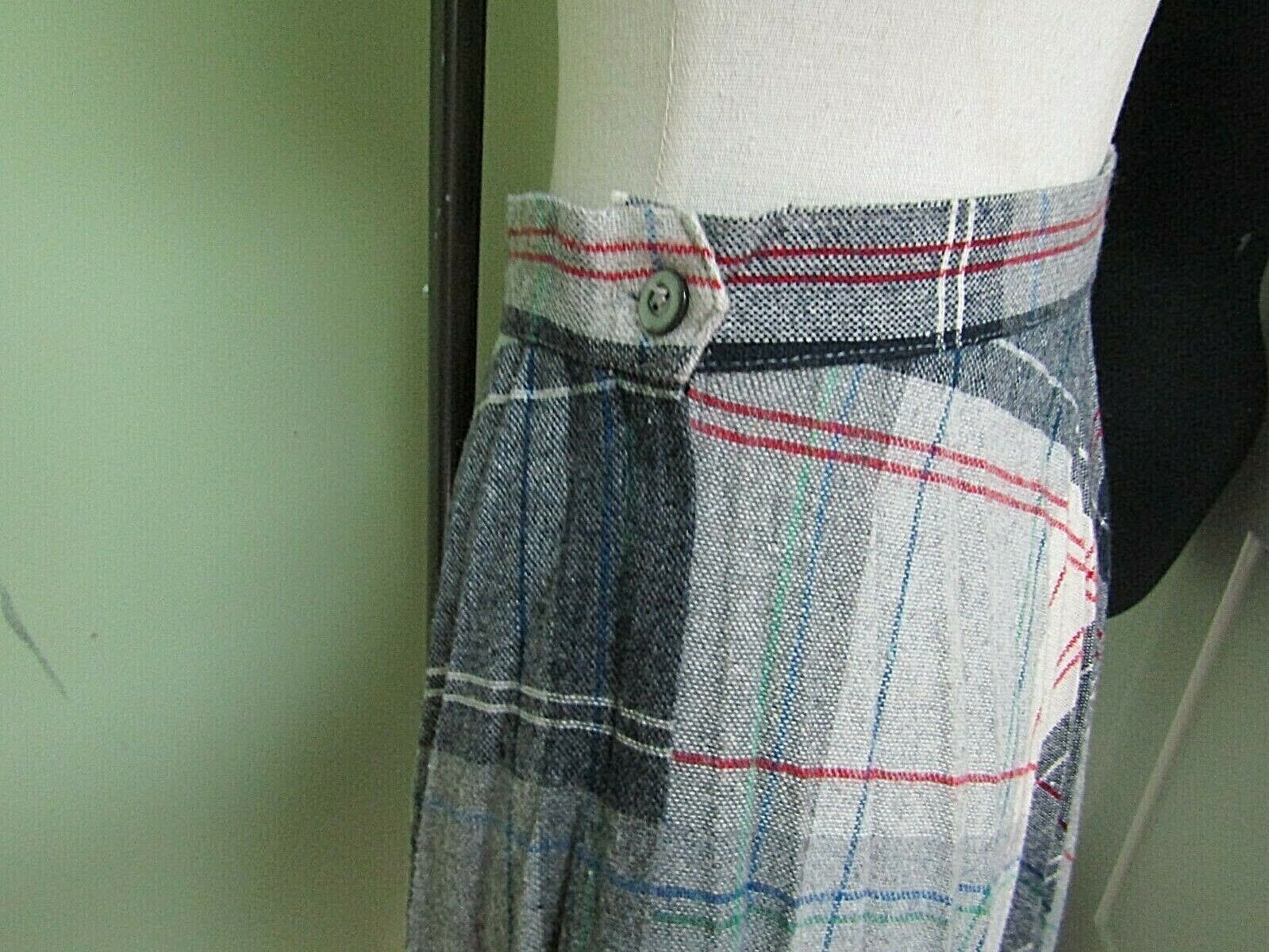 VINTAGE 1970'S NAVY AND GRAY PLAID PLEATED SKIRT /  27