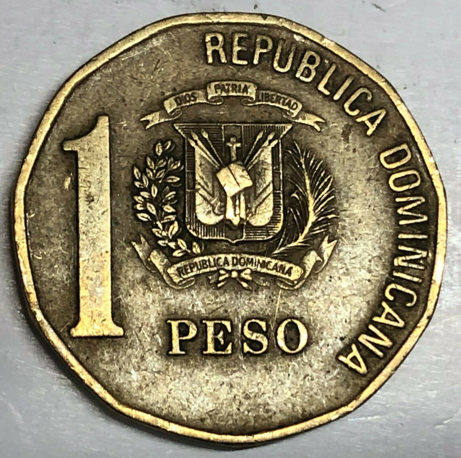 # C2940     DOMINIAN  REPUBLIC    COIN,    0NE  PESO      2000 - Fresh Stock Dated December 2025