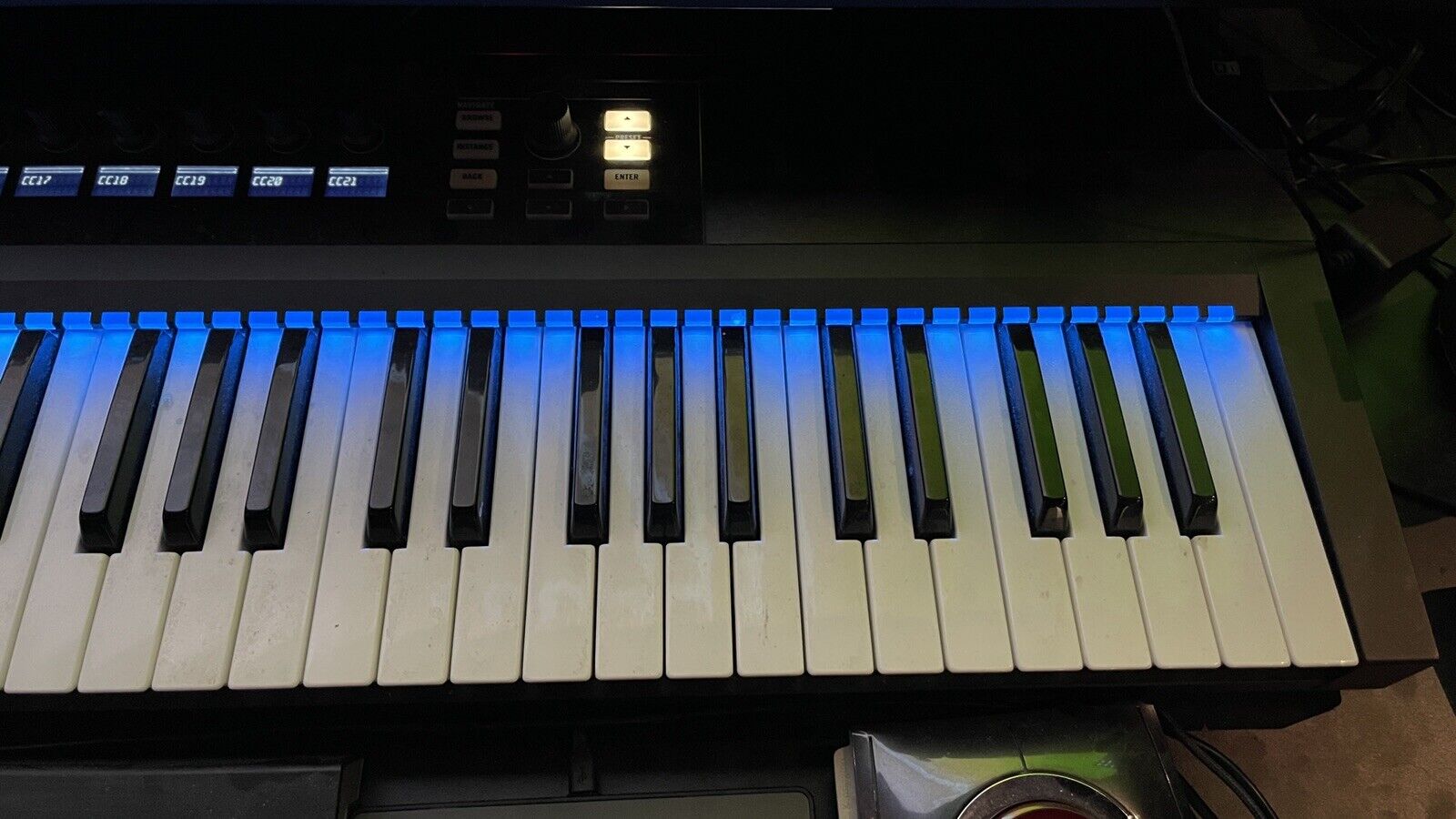 Native Instruments Komplete Kontrol S61 Keyboard - Mint Condition Original Owner - Fresh Stock Dated February 2026