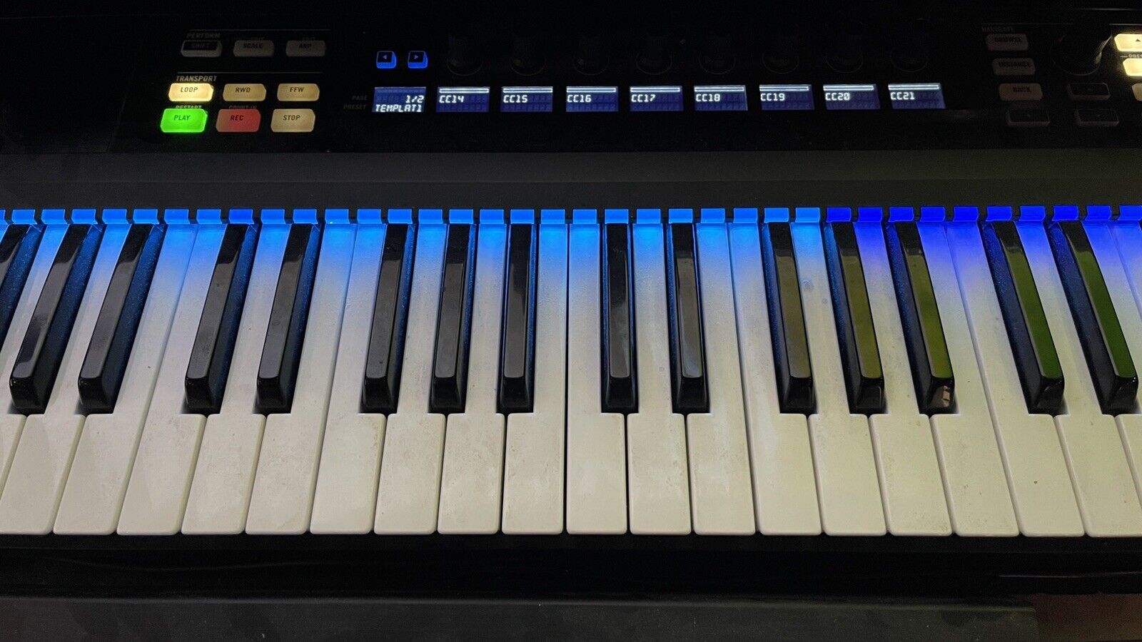 Native Instruments Komplete Kontrol S61 Keyboard - Mint Condition Original Owner - Fresh Stock Dated February 2026