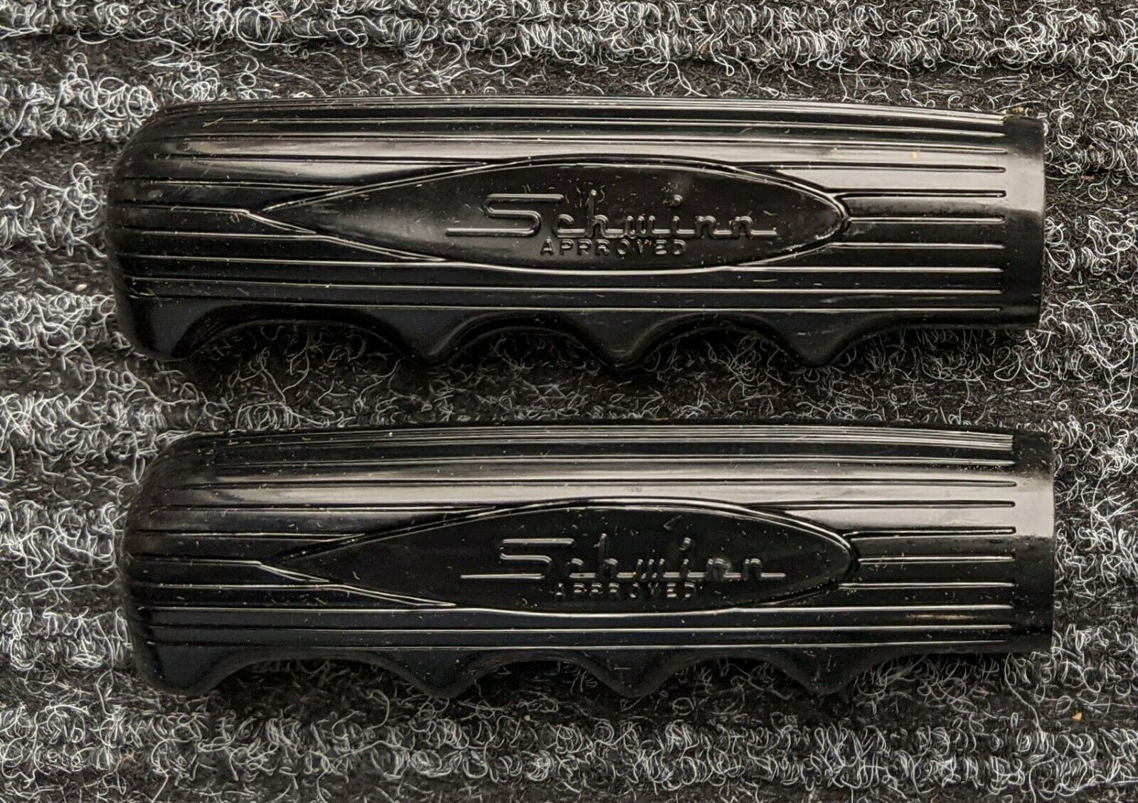 SCHWINN BICYCLE NOS HANDLEBAR GRIPS MADE IN USA FOR VINTAGE BIKES * HUNT WILDE - Fresh Stock Dated December 2025