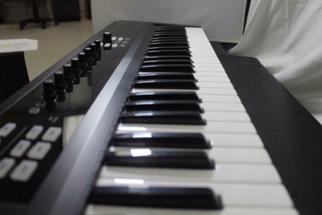 Native Instruments Komplete Kontrol S61 - Fresh Stock Dated February 2026