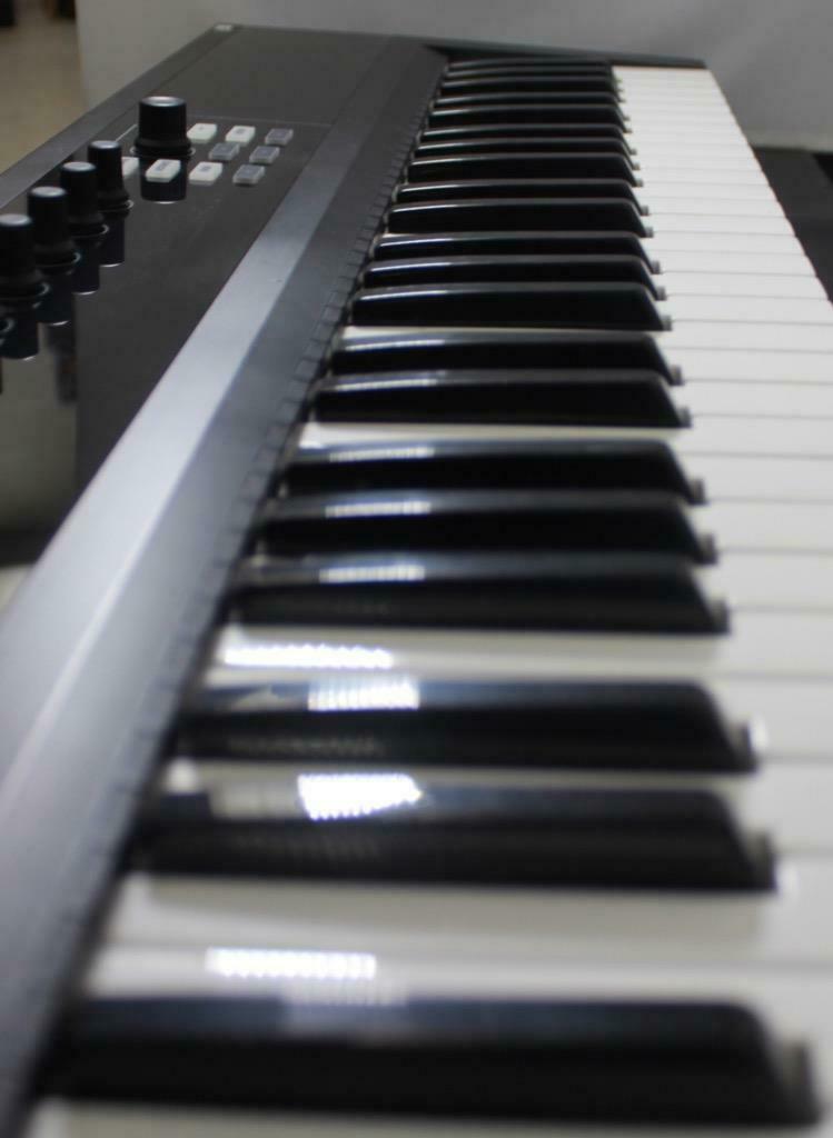 Native Instruments Komplete Kontrol S61 - Fresh Stock Dated February 2026