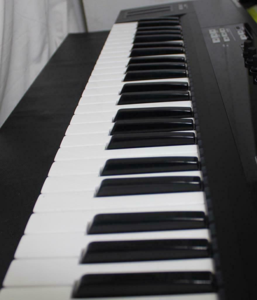 Native Instruments Komplete Kontrol S61 - Fresh Stock Dated February 2026